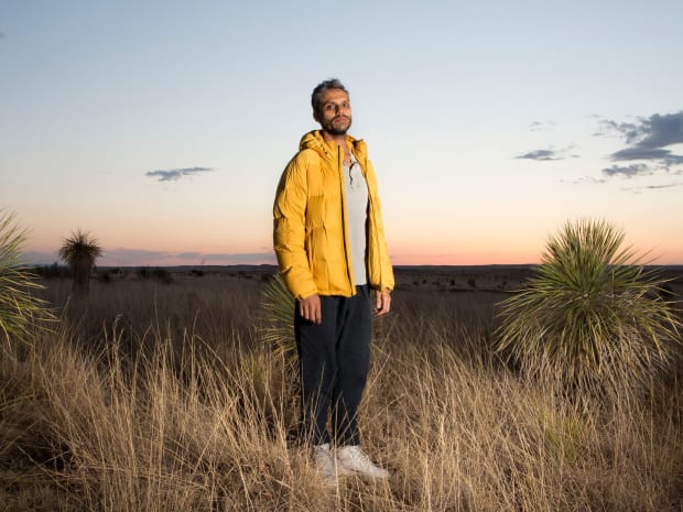 Der britisch-pakistanische Künstler Haroon Mirza (*1977 in London, UK) versteht sich als Komponist und erschafft mittels eines Instrumentariums aus Haushaltselektronik,...