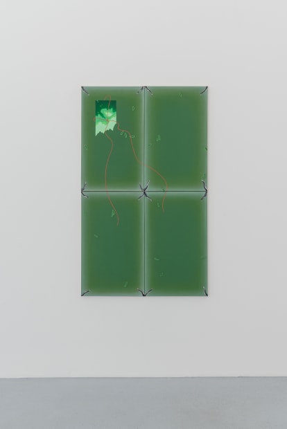 Die Oberfläche von Natacha Donzés Gemälde Soothing solutions (2019) wirkt mit seinen intensiven Grüntönen, wie der Blick durch ein Nachtsichtgerät,...