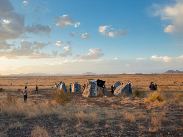 Haroon Mirza realisierte 2018 in der Wüste von Marfa in Texas einen Steinkreis, der ähnlich wie Standing Stones (Solar Symphony...