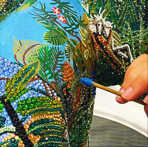 METIS ATASH LA REALISATION DES OEUVRES Eclat final, de cristaux Swarovski qui viennent sertir l’ensemble avec une technique personnelle et...