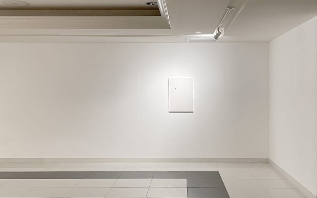 大田秀则画廊(画廊) : 你在夏威夷待到三年展开幕后才刚刚返回日本,请问新冠疫情中城市的情况和日本有什么不同之处吗? 久门刚史 (久): 我觉得在思考方式上的差异表现得尤为显著。我的感受是,随着去年美国政府放宽防疫管制的政策推行,Live with COVID-19的意识渐强,从美国本土来的旅客也大致回到了新冠前的状态。街上戴口罩的人不多,也很少有商店像日本那样关门停业,晚上更是热闹,街头有各种表演。展览开幕临近时相关人员陆续到达,大家都很期待这次的三年展,那种氛围让我想起了以前艺术节前夕情绪高涨的感觉。 虽然难以决定正确的回答是什么,但这是一次很棒的体验,我重新认知了能到现场布展完成作品这一原本顺理成章的事情有多难得。 再提一下,日本的边境防控体系过于复杂,让我感觉越是研究越是陷入信息的泥沼。而夏威夷的出入境系统又太过简单,反而有种落空的感觉。两者或许算是两个极端,但这次宝贵的体验让我有机会去思考不同的民族性和不同国家的社会体系。