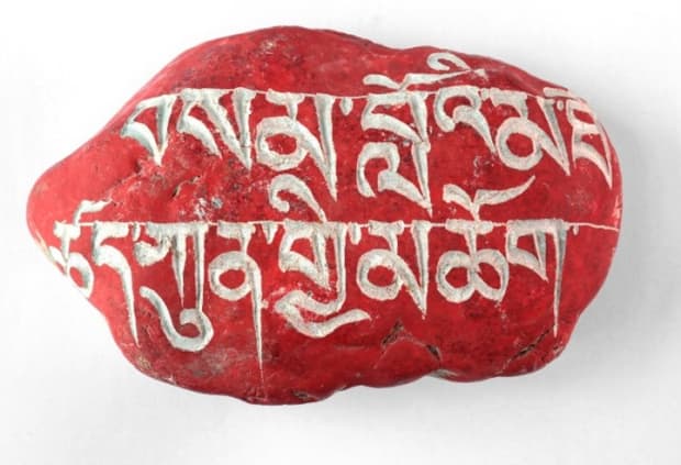 展示されている石の表面に見られる文字はチベット語で書かれていますが、仏教経典からの引用ではなく、ジャオ自身が考案した「精神は全てより高し(Spirit Above All)」という語句です。この言葉は宗教的な意味を超えて、より形而上学的・抽象的な次元における“精神の在り方”を示唆するものとして位置づけられています。このフレーズは、2013年に自然環境の中で制作された大規模インスタレーションのタイトルにも用いられており、以後、作家の思考の核を成す理念として受け継がれています。