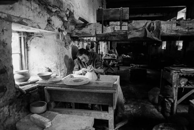 '... I want my pots to make people think, not of the Chinese, but of things like pebbles and shells...