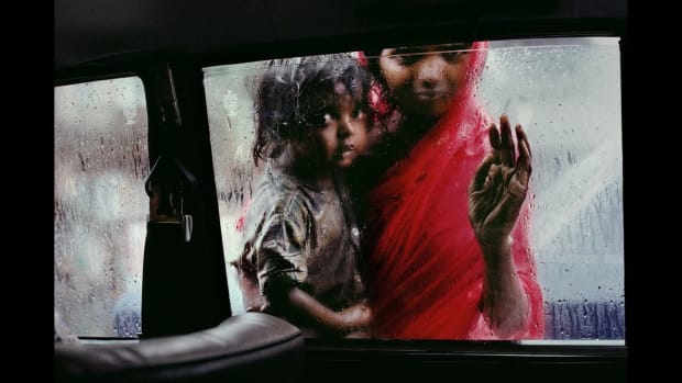 Steve McCurry, Mother and Child at Car Window, Bombay, India, 1993