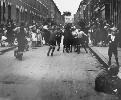 Wolfgang Suschitzky, Stepney, London (Children, Street View), 1934