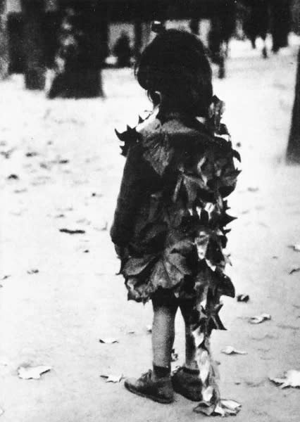 The power of photography DCCLVI, Edouard Boubat 1923-1999. La petite fille aux feuilles mortes, 1946