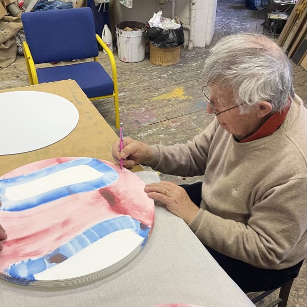 Pour cette nouvelle collaboration avec la maison d'édition d'art TCHIKEBE, Claude Viallat a réalisé deux nouvelles œuvres rondes (des tondi)...