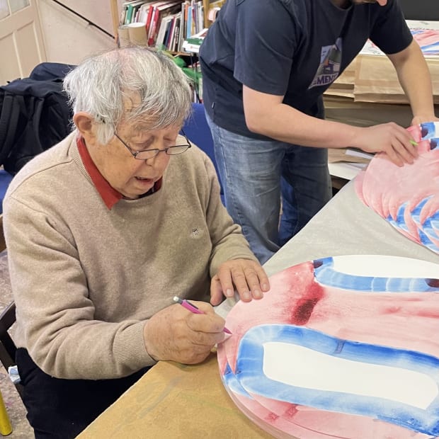 Pour cette nouvelle collaboration avec la maison d'édition d'art TCHIKEBE, Claude Viallat a réalisé deux nouvelles œuvres rondes (des tondi)...