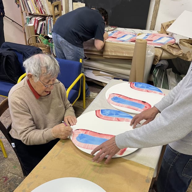 Pour cette nouvelle collaboration avec la maison d'édition d'art TCHIKEBE, Claude Viallat a réalisé deux nouvelles œuvres rondes (des tondi)...