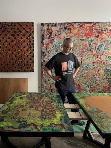 蘇孟鴻, 1976年出生於台灣台北,現居、創作於台灣台北。