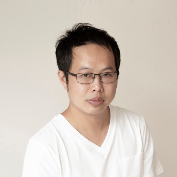 邱承宏, 1983年生於台灣花蓮,現居、工作於台灣花蓮