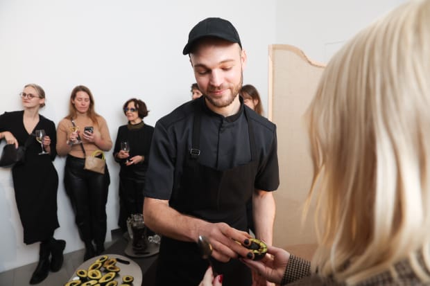 EXPERIENCE DINNER This series offers a three-hour journey into art and gastronomy. A designer reveals seven unique objects, each with...