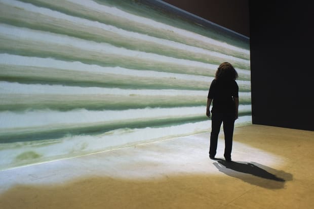 'Ondas: Um Dia de Nuvens Listradas Vindas do Mar' Nesta instalação interativa de larga escala a artista integra duas projeções,...