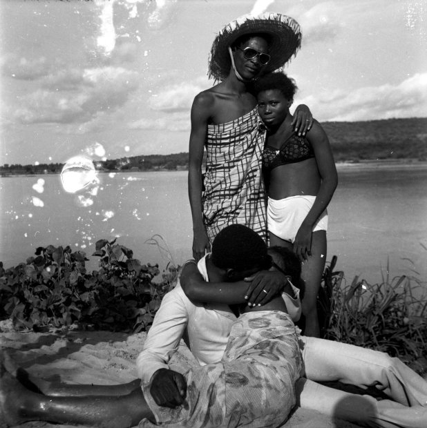 Malick Sidibé, Les retrouvailles au bord du fleuve Niger, 1974 / 1998