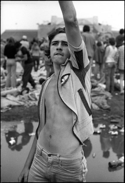 Joseph Szabo, Salute (Rolling Stones Fans No. 3, JFK Stadium, Philadelphia), 1978