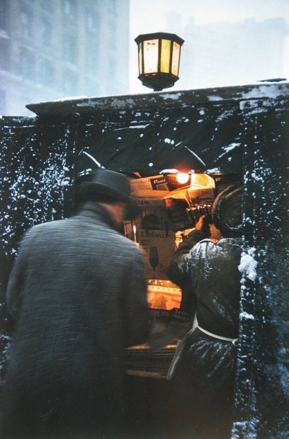 Saul Leiter, Newspaper Kiosk, 1955