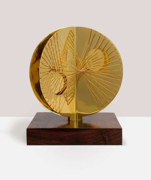 Barbara Hepworth, Three curves with strings (Gold Mincarlo), 1971, gold and gold strings on wood base, height 15.2 cm