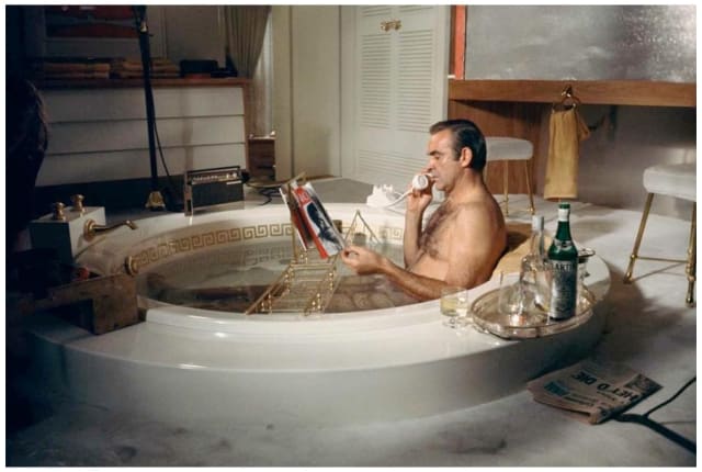 Terry O'Neill, Sean Connery in the bath, Las Vegas (colour), 1970