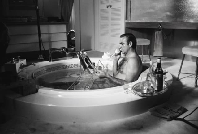 Terry O'Neill, Sean Connery in the bath, Las Vegas (B&W), 1970