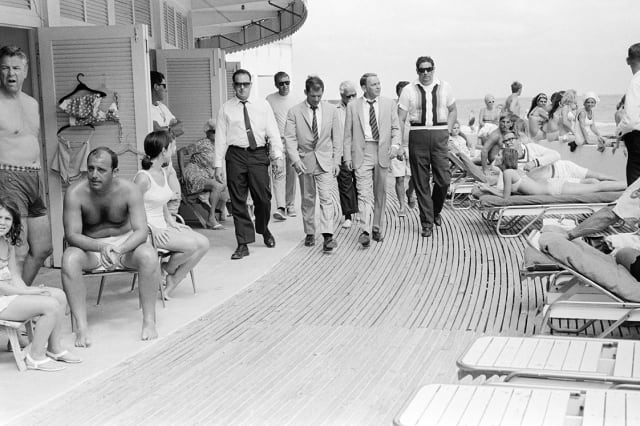 Terry O'Neill, Frank Sinatra on the boardwalk (view 2), 1968