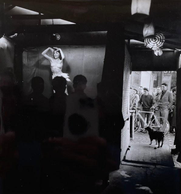 Robert Doisneau, Voluptueuse Wanda, foire du Trône, 1953