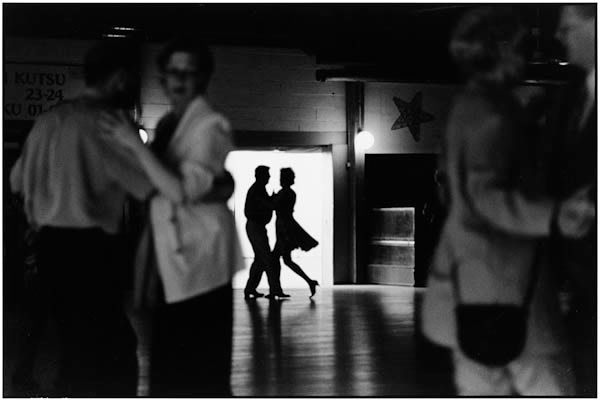 Elliott Erwitt, Finland, (Helsinki, Tango dancers), 2001