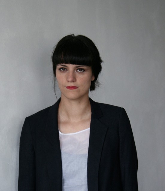 ANAHITA RAZMI / Sie dirigiert den chor der monitore