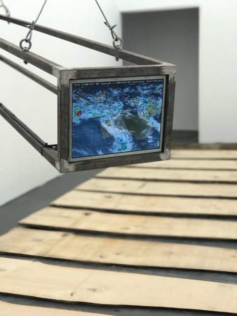 A Sculpture of the Earth 一件地球雕塑, 2015 Computers, monitors, steel frames 两套电脑显示器、主机、钢架结构 250 x 38.5 x 31.5 cm