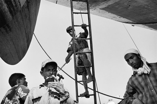 Tomasz Gudzowaty Chittagong, Bangladesh [4 men, 1 on ladder], 2004/2006 Signed in pencil au verso Blindstamped au recto Gelatin silver print 18 3/4 x 23 3/4 in 47.63 x 60.33 cm Edition of 33