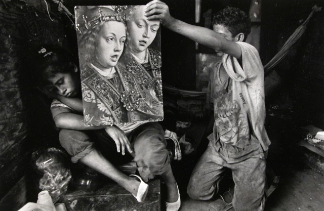 Larry Towell b. 1953 Gloria (pregnant) living in abandoned trailer, San Salvador City Dump, Soyapango, 1991/c.1998 Artist's blindstamp au recto, Signed, titled, and dated, in pencil, au verso Gelatin silver print 11 x 14 in 27.94 x 35.56 cm