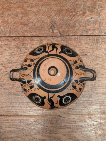 Greek black-figure kylix with ithyphallic guineafowl, Late 5th century BC