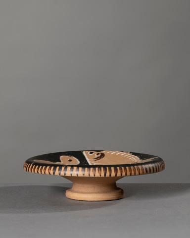 Greek red-figure fish plate, South Italy, Campania, c. 4th century BC, attributed to the Robinson Painter