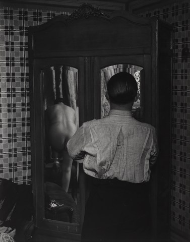 Brassaï, Armoire a glace, dans un hotel de passe, rue Quincampoix, 1932