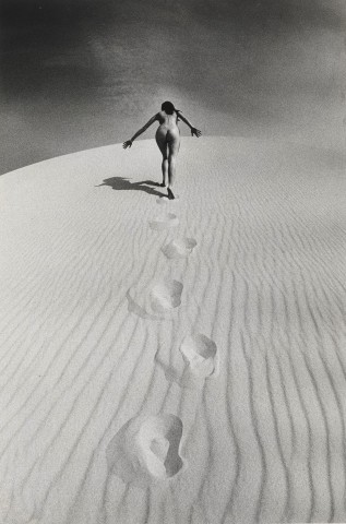 Jeanloup Sieff, Femme nue gravissant une dune, 1970