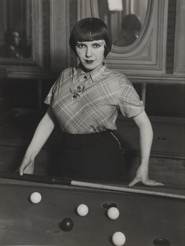Brassaï, Fille de joie jouant au billard russe, boulevard Rochechouart, Montmartre, 1932, 1932