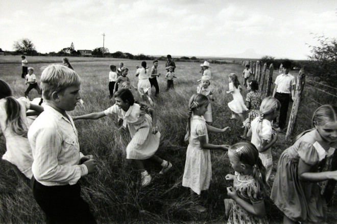 Larry Towell, Manuel Colony, Tamaulipas, Mexico [kids in field], 1994