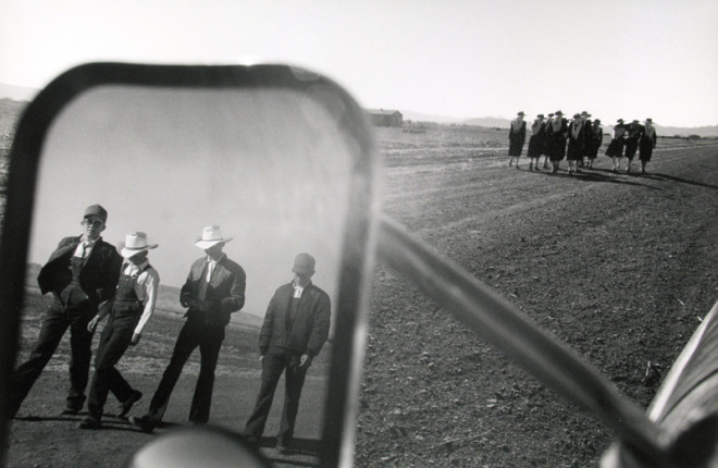 Larry Towell, Capulin (Casas Grandes Colonies), Chihuahua, Mexico [Teenagers in truck mirror], 1996