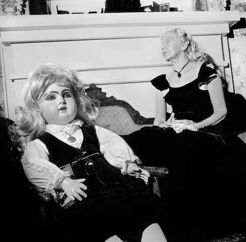 Rosalind Fox Solomon, Jonesboro, Tennessee [Lorena and Doll in Black], 1975