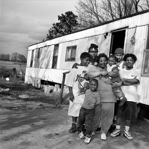 Rosalind Fox Solomon, Mississippi [Six children with their children], 1997