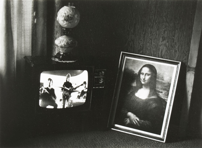 Larry Towell, Untitled [TV set and Mona Lisa], 1972-1973