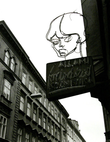 Gabor Szilasi, Salon de coiffure, Budapest [Hairdresser's Sign, Budapest], 1995