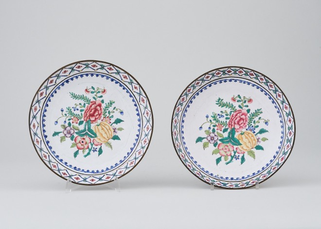 A PAIR OF CHINESE CANTON ENAMEL PLATES, Jiaqing (1796-1820)