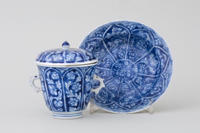 A CHINESE BLUE AND WHITE CHOCOLATE CUP, COVER, AND STAND, Kangxi (1662 – 1722)