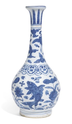 AN UNUSUAL BLUE AND WHITE MING VASE (YUHUCHUN PING) WITH FISH DECORATION, Jiajing (1522-66) / Wanli (1573-1619) circa. 1560-1580