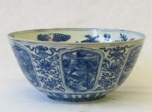 A LARGE AND UNUSUAL CHINESE KRAAK BLUE AND WHITE BOWL, 17TH CENTURY