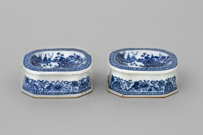 A PAIR OF CHINESE BLUE AND WHITE TRENCHER SALTS, Qianlong (1736 – 1795)