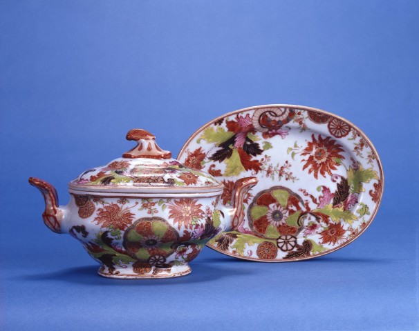 A CHINESE EXPORT 'TOBACCO LEAF' TUREEN COVER AND STAND, Qianlong (1736 - 1795)
