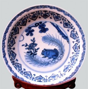 A CHINESE BLUE & WHITE SAUCER DISH, TIANQI (1661-1627)