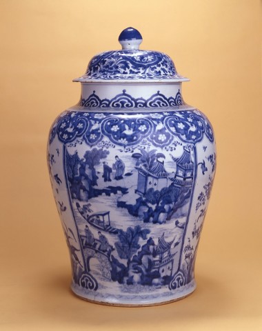 A CHINESE BLUE AND WHITE VASE AND COVER, Kangxi (1662 - 1722)