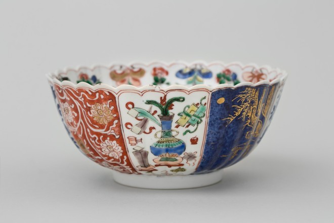 A CHINESE FAMILLE VERTE BOWL, Kangxi (1662-1722)